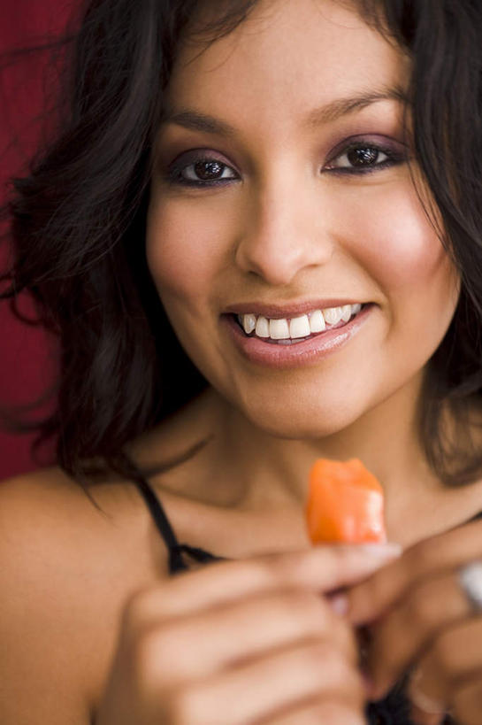 西方人,脸,头,脸颊,头发,一个人,坐,笑,微笑,露齿笑,竖图,室内,特写,白天,正面,爱情,辣椒,蔬菜,欧洲,欧洲人,仅一个年轻女性,仅一个女性,仅一个人,握,红色背景,新鲜,食品,浪漫,拿,拿着,注视,装饰品,食物,黑色,戒指,饰品,首饰,观察,看,恩爱,握着,摄影,有机食品,绿色食品,影棚,观看,信物,察看,权利,关注,手饰,年轻女性,女人,女性,白种人,头部,脸部,脸蛋,面部,坐着,半身,彩图,影棚拍摄,拍摄