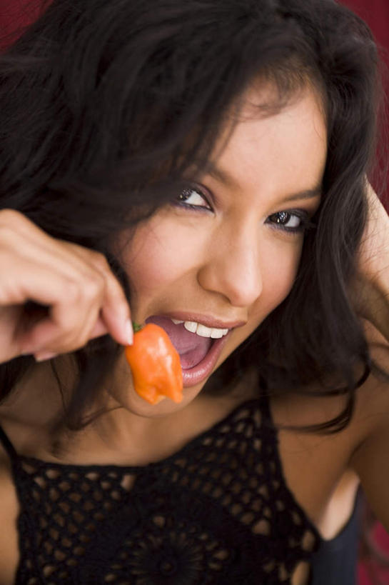 西方人,脸,头,脸颊,头发,一个人,坐,笑,吃,微笑,露齿笑,竖图,室内,特写,白天,正面,辣椒,蔬菜,欧洲,欧洲人,仅一个年轻女性,仅一个女性,仅一个人,握,红色背景,新鲜,食品,拿,拿着,扭头,注视,食物,黑色,观察,看,转头,握着,摄影,有机食品,绿色食品,影棚,观看,察看,关注,年轻女性,女人,女性,白种人,头部,脸部,脸蛋,面部,嚼,食,坐着,半身,彩图,影棚拍摄,拍摄