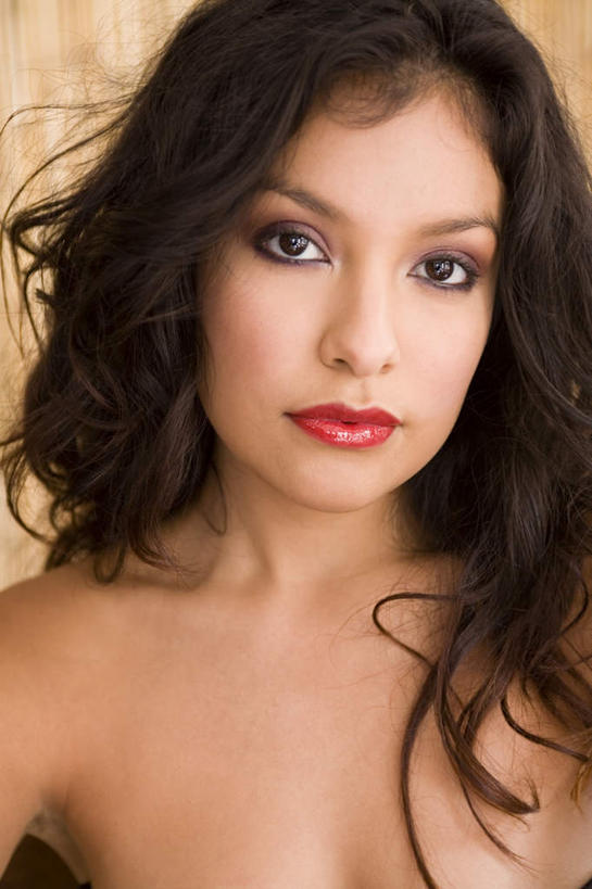 西方人,脸,头,脸颊,一个人,站,竖图,室内,特写,白天,正面,欧洲,欧洲人,仅一个年轻女性,仅一个女性,仅一个人,注视,观察,看,站着,摄影,影棚,观看,察看,关注,年轻女性,女人,女性,白种人,头部,脸部,脸蛋,面部,站立,半身,彩图,影棚拍摄,拍摄