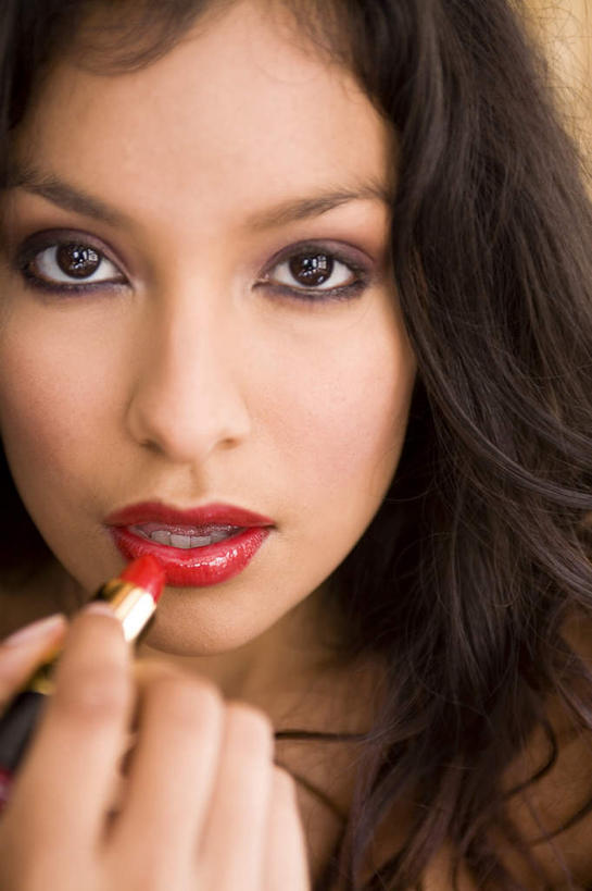 西方人,脸,头,脸颊,一个人,站,举,竖图,室内,特写,白天,正面,化妆,美容,欧洲,欧洲人,仅一个年轻女性,仅一个女性,仅一个人,护肤,握,拿,拿着,口红,托,站着,保养,享受,休闲,放松,握着,保健,摄影,影棚,养颜,年轻女性,女人,女性,白种人,头部,脸部,脸蛋,面部,举起,举手,举着,向上举,向上伸,向上托,站立,半身,彩图,影棚拍摄,拍摄