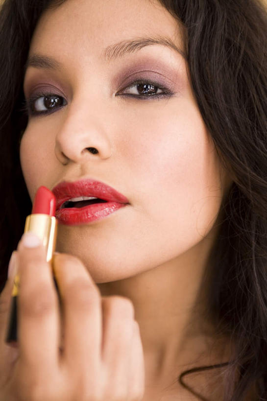 西方人,脸,头,脸颊,一个人,站,举,竖图,室内,特写,白天,正面,化妆,美容,欧洲,欧洲人,仅一个年轻女性,仅一个女性,仅一个人,护肤,握,拿,拿着,口红,托,站着,保养,享受,休闲,放松,握着,保健,摄影,影棚,养颜,年轻女性,女人,女性,白种人,头部,脸部,脸蛋,面部,举起,举手,举着,抬头,向上举,向上伸,向上托,仰头,站立,半身,彩图,影棚拍摄,拍摄