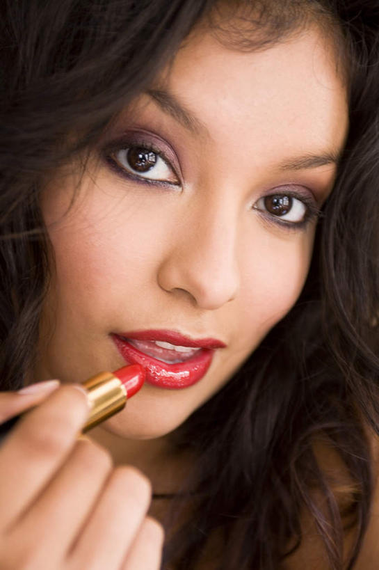 西方人,脸,头,脸颊,一个人,站,举,竖图,室内,特写,白天,正面,化妆,美容,欧洲,欧洲人,仅一个年轻女性,仅一个女性,仅一个人,护肤,握,拿,拿着,口红,托,站着,保养,享受,休闲,放松,握着,保健,摄影,影棚,养颜,年轻女性,女人,女性,白种人,头部,脸部,脸蛋,面部,举起,举手,举着,向上举,向上伸,向上托,站立,半身,彩图,影棚拍摄,拍摄