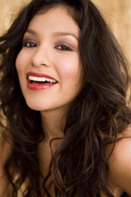 西方人,脸,头,脸颊,一个人,站,笑,微笑,露齿笑,竖图,室内,特写,白天,正面,欧洲,欧洲人,仅一个年轻女性,仅一个女性,仅一个人,注视,观察,看,站着,摄影,影棚,观看,察看,关注,年轻女性,女人,女性,白种人,头部,脸部,脸蛋,面部,站立,半身,彩图,影棚拍摄,拍摄