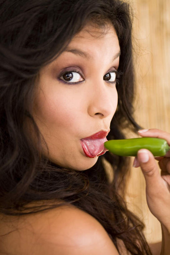 西方人,脸,头,脸颊,一个人,站,笑,微笑,竖图,室内,特写,白天,正面,蔬菜,欧洲,欧洲人,仅一个年轻女性,仅一个女性,仅一个人,握,新鲜,青椒,食品,拿,拿着,扭头,注视,食物,观察,看,伸舌头,站着,转头,握着,摄影,有机食品,绿色食品,影棚,观看,察看,关注,大椒,菜椒,年轻女性,女人,女性,白种人,头部,脸部,脸蛋,面部,甜椒,柿子椒,灯笼椒,站立,半身,彩图,影棚拍摄,拍摄