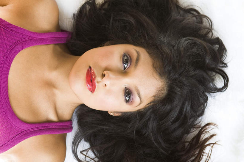 西方人,脸,头,脸颊,头发,一个人,躺,笑,微笑,横图,俯视,室内,特写,白天,白色背景,性感,欧洲,欧洲人,仅一个年轻女性,仅一个女性,仅一个人,装饰,背心,扭头,紫色,黑色,耳环,转头,诱惑,摄影,影棚,华丽,修饰,点缀,衬托,美观,雅致,雅观,耳饰,卧着,年轻女性,女人,女性,白种人,头部,脸部,脸蛋,面部,躺着,卧,半身,彩图,高角度拍摄,影棚拍摄,拍摄