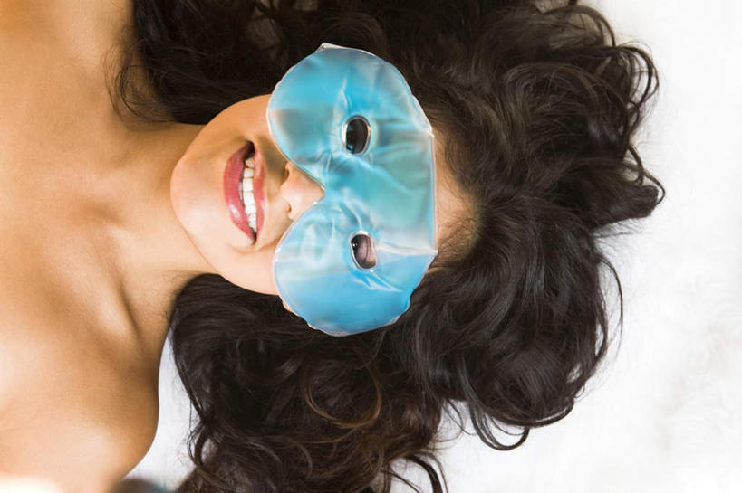 西方人,脸,头,脸颊,头发,一个人,躺,笑,微笑,露齿笑,横图,俯视,室内,特写,白天,白色背景,化妆,美容,欧洲,欧洲人,仅一个年轻女性,仅一个女性,仅一个人,护肤,裸露,蓝色,黑色,保养,享受,休闲,眼罩,放松,保健,摄影,影棚,裸,养颜,卧着,年轻女性,女人,女性,白种人,头部,脸部,脸蛋,面部,躺着,卧,半身,彩图,高角度拍摄,影棚拍摄,拍摄