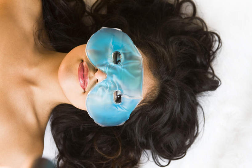 西方人,脸,头,脸颊,头发,一个人,躺,笑,微笑,横图,俯视,室内,特写,白天,白色背景,化妆,美容,欧洲,欧洲人,仅一个年轻女性,仅一个女性,仅一个人,护肤,裸露,蓝色,黑色,保养,享受,休闲,眼罩,放松,保健,摄影,影棚,裸,养颜,卧着,年轻女性,女人,女性,白种人,头部,脸部,脸蛋,面部,躺着,卧,半身,彩图,高角度拍摄,影棚拍摄,拍摄