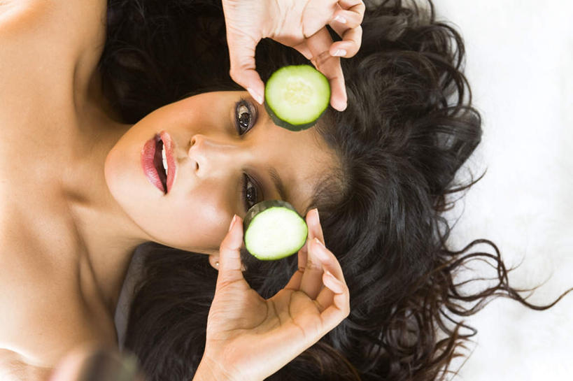 西方人,脸,头,脸颊,头发,一个人,躺,笑,微笑,露齿笑,横图,俯视,室内,特写,白天,白色背景,化妆,美容,黄瓜,蔬菜,欧洲,欧洲人,仅一个年轻女性,仅一个女性,仅一个人,护肤,握,新鲜,食品,拿,拿着,扭头,注视,裸露,食物,黑色,观察,看,转头,保养,享受,休闲,放松,握着,保健,摄影,有机食品,绿色食品,影棚,观看,察看,关注,裸,养颜,卧着,年轻女性,女人,女性,白种人,头部,脸部,脸蛋,面部,青瓜,胡瓜,躺着,卧,半身,彩图,高角度拍摄,影棚拍摄,拍摄