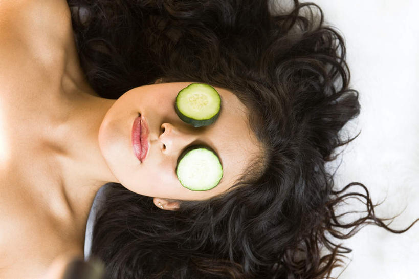 西方人,脸,头,脸颊,头发,一个人,躺,横图,俯视,室内,特写,白天,白色背景,化妆,美容,黄瓜,蔬菜,欧洲,欧洲人,仅一个年轻女性,仅一个女性,仅一个人,护肤,新鲜,装饰,食品,裸露,食物,黑色,耳环,保养,享受,休闲,放松,保健,摄影,有机食品,绿色食品,影棚,华丽,修饰,点缀,裸,养颜,衬托,美观,雅致,雅观,耳饰,卧着,年轻女性,女人,女性,白种人,头部,脸部,脸蛋,面部,青瓜,胡瓜,躺着,卧,半身,彩图,高角度拍摄,影棚拍摄,拍摄