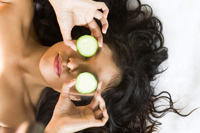 西方人,脸,头,脸颊,头发,一个人,躺,横图,俯视,室内,特写,白天,白色背景,化妆,美容,黄瓜,蔬菜,欧洲,欧洲人,仅一个年轻女性,仅一个女性,仅一个人,护肤,握,新鲜,装饰,食品,拿,拿着,裸露,食物,黑色,耳环,保养,享受,休闲,放松,握着,保健,摄影,有机食品,绿色食品,影棚,华丽,修饰,点缀,裸,养颜,衬托,美观,雅致,雅观,耳饰,卧着,年轻女性,女人,女性,白种人,头部,脸部,脸蛋,面部,青瓜,胡瓜,躺着,卧,半身,彩图,高角度拍摄,影棚拍摄,拍摄