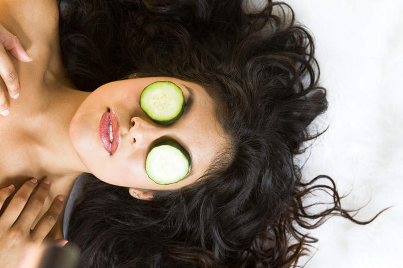 西方人,脸,头,脸颊,头发,一个人,躺,横图,俯视,室内,特写,白天,白色背景,化妆,美容,黄瓜,蔬菜,欧洲,欧洲人,仅一个年轻女性,仅一个女性,仅一个人,护肤,新鲜,装饰,食品,裸露,食物,黑色,耳环,保养,享受,休闲,放松,保健,摄影,有机食品,绿色食品,影棚,华丽,修饰,点缀,裸,养颜,衬托,美观,雅致,雅观,耳饰,卧着,年轻女性,女人,女性,白种人,头部,脸部,脸蛋,面部,青瓜,胡瓜,躺着,卧,半身,彩图,高角度拍摄,影棚拍摄,拍摄