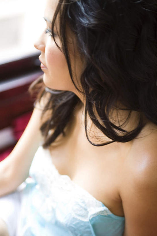 西方人,一个人,坐,竖图,俯视,室内,白天,裙子,性感,窗户,床,卧室,欧洲,欧洲人,仅一个年轻女性,仅一个女性,仅一个人,连衣裙,双人床,床单,扭头,注视,被子,玻璃窗,蓝色,观察,看,转头,诱惑,观看,吊带裙,察看,被单,关注,年轻女性,女人,女性,白种人,坐着,半身,彩图,高角度拍摄,睡房,卧房