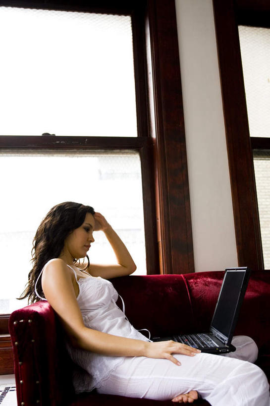 西方人,一个人,客厅,坐,竖图,室内,白天,侧面,裙子,性感,快乐,满意,幸福,电脑,笔记本电脑,窗户,沙发,欧洲,欧洲人,仅一个年轻女性,仅一个女性,仅一个人,连衣裙,网络,墙,音响,音乐,注视,娱乐,通讯设备,玻璃窗,墙壁,墙面,白色,耳机,低头,观察,看,靠,靠着,享受,休闲,思考,放松,诱惑,观看,吊带裙,察看,无线,起居室,舒适,享乐,关注,通信设备,无线网络,布艺沙发,无线上网,便携式电脑,思虑,手提电脑,年轻女性,女人,女性,白种人,坐着,半身,彩图