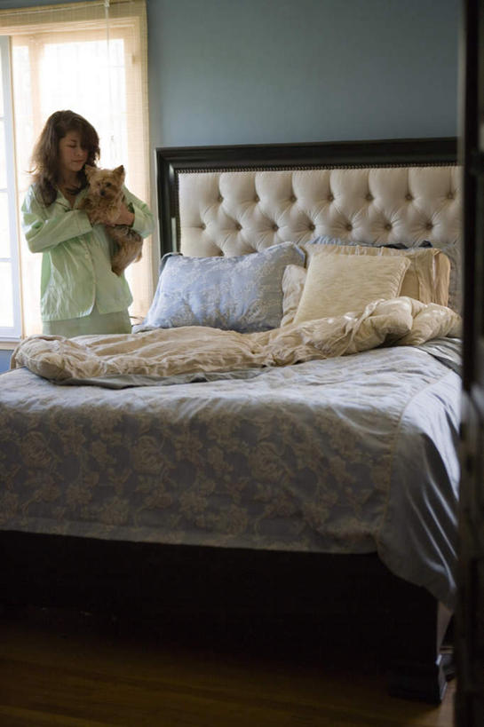 西方人,一个人,站,抱,竖图,室内,白天,正面,窗户,窗帘,床,地板,卧室,宠物,狗,欧洲,欧洲人,仅一个年轻女性,仅一个女性,仅一个人,阴影,睡衣,光线,影子,墙,双人床,床单,地面,注视,被子,木地板,玻璃窗,墙壁,墙面,绿色,阳光,动物,低头,观察,看,站着,可爱,抱着,观看,察看,被单,搂着,关注,忠诚,寝衣,年轻女性,女人,女性,白种人,犬,怀抱,搂,搂抱,相抱,拥抱,站立,半身,彩图,睡房,卧房