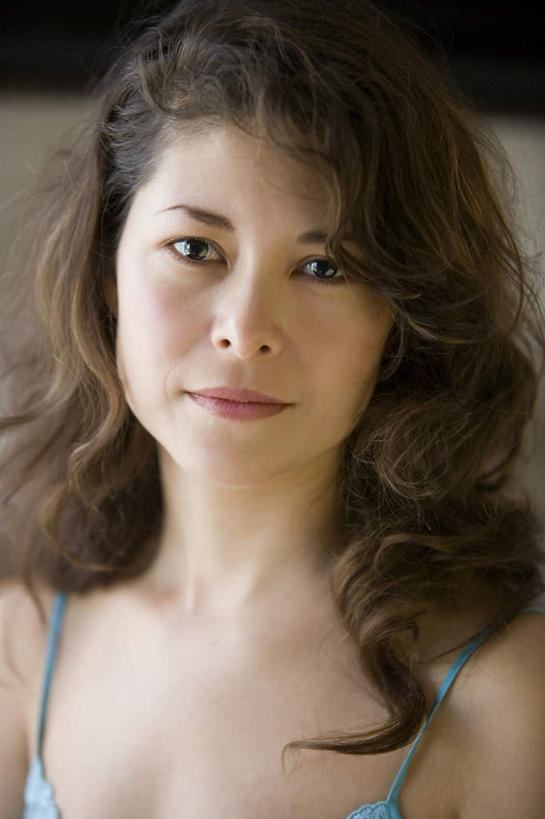 西方人,脸,头,脸颊,一个人,坐,笑,微笑,竖图,室内,特写,白天,正面,裙子,床,卧室,欧洲,欧洲人,仅一个年轻女性,仅一个女性,仅一个人,连衣裙,睡衣,朦胧,模糊,双人床,床单,注视,被子,蓝色,观察,看,观看,吊带裙,察看,被单,关注,年轻女性,女人,女性,白种人,头部,脸部,脸蛋,面部,坐着,半身,彩图,睡房,卧房