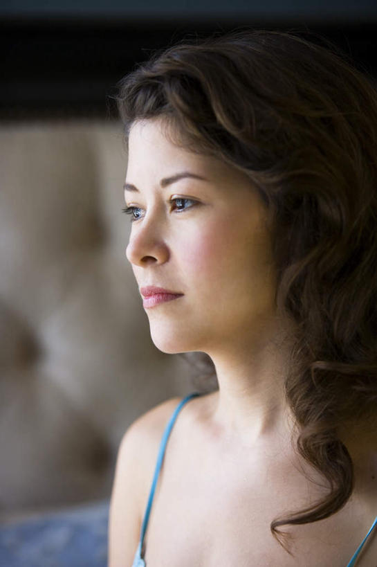 西方人,脸,头,脸颊,一个人,坐,竖图,室内,特写,白天,侧面,裙子,床,卧室,欧洲,欧洲人,仅一个年轻女性,仅一个女性,仅一个人,连衣裙,睡衣,朦胧,模糊,双人床,床单,注视,被子,蓝色,观察,看,观看,吊带裙,察看,被单,关注,年轻女性,女人,女性,白种人,头部,脸部,脸蛋,面部,坐着,半身,彩图,睡房,卧房