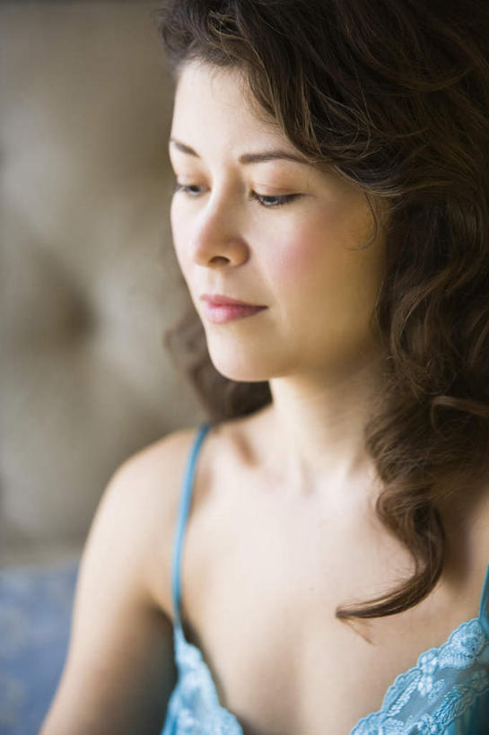 西方人,脸,头,脸颊,一个人,坐,竖图,室内,特写,白天,正面,裙子,床,卧室,欧洲,欧洲人,仅一个年轻女性,仅一个女性,仅一个人,阴影,连衣裙,睡衣,朦胧,模糊,光线,影子,双人床,床单,注视,被子,蓝色,阳光,低头,观察,看,观看,吊带裙,察看,被单,关注,年轻女性,女人,女性,白种人,头部,脸部,脸蛋,面部,坐着,半身,彩图,睡房,卧房