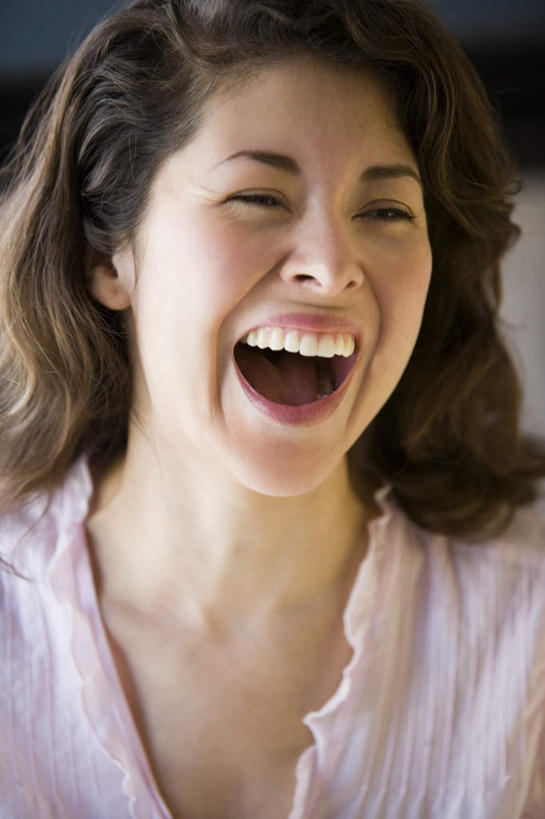 西方人,脸,头,脸颊,一个人,笑,微笑,露齿笑,竖图,室内,特写,白天,正面,卧室,欧洲,欧洲人,仅一个年轻女性,仅一个女性,仅一个人,睡衣,朦胧,模糊,注视,观察,看,张嘴,观看,察看,关注,张大嘴巴,寝衣,年轻女性,女人,女性,白种人,头部,脸部,脸蛋,面部,张开嘴,抬头,半身,彩图,睡房,卧房