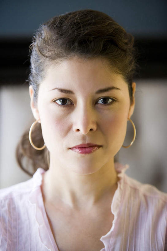 西方人,脸,头,脸颊,一个人,笑,微笑,竖图,室内,特写,白天,正面,床,卧室,欧洲,欧洲人,仅一个年轻女性,仅一个女性,仅一个人,阴影,朦胧,模糊,装饰,光线,影子,双人床,床单,注视,被子,阳光,耳环,观察,看,观看,华丽,修饰,点缀,察看,被单,关注,衬托,美观,雅致,雅观,耳饰,年轻女性,女人,女性,白种人,头部,脸部,脸蛋,面部,半身,彩图,睡房,卧房