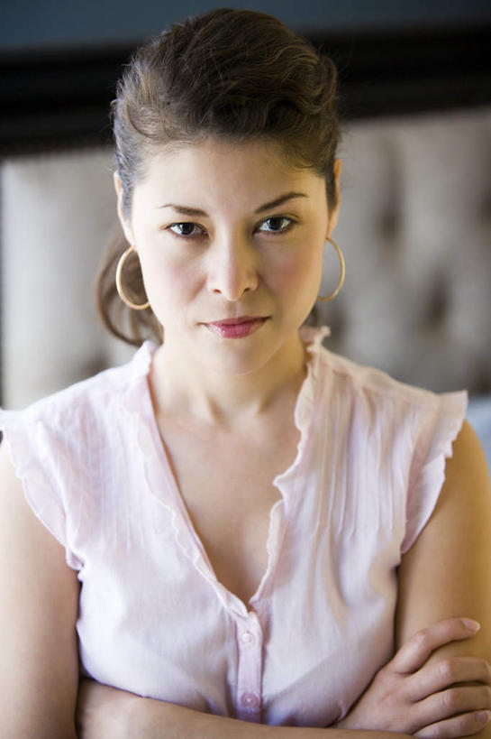 西方人,脸,头,脸颊,一个人,笑,双手交叉,微笑,竖图,室内,特写,白天,正面,床,卧室,欧洲,欧洲人,仅一个年轻女性,仅一个女性,仅一个人,阴影,朦胧,模糊,装饰,光线,影子,双人床,床单,注视,被子,阳光,耳环,观察,看,观看,华丽,修饰,点缀,察看,双手抱胸,被单,关注,衬托,美观,雅致,雅观,耳饰,年轻女性,女人,女性,白种人,头部,脸部,脸蛋,面部,半身,彩图,睡房,卧房