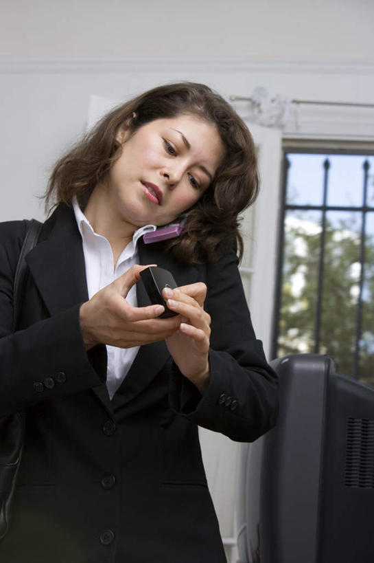 西方人,一个人,商务人士,商务女性,站,打电话,竖图,室内,白天,仰视,窗户,卧室,电话,手机,椅子,欧洲,欧洲人,仅一个年轻女性,仅一个女性,仅一个人,握,套装,包,粉饼,皮包,塑料,木椅,墙,拿,拿着,扭头,注视,通讯设备,玻璃窗,墙壁,墙面,盒子,一个,容器,塑料制品,观察,看,站着,转头,握着,单个,观看,储藏,单肩包,察看,储存,关注,商务装,工薪阶层,交流,年轻女性,女人,女性,白种人,白领,上班族,沟通,通话,站立,半身,彩图,低角度拍摄,睡房,卧房,贮存