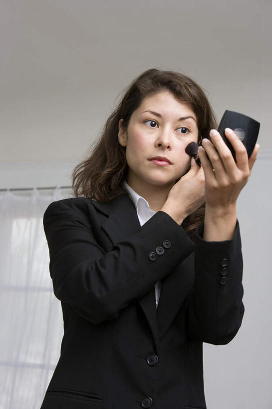 西方人,一个人,商务人士,商务女性,站,竖图,室内,白天,仰视,窗户,窗帘,卧室,欧洲,欧洲人,仅一个年轻女性,仅一个女性,仅一个人,握,套装,粉饼,塑料,墙,拿,拿着,注视,玻璃窗,墙壁,墙面,盒子,一个,化妆刷,容器,刷子,塑料制品,观察,看,站着,握着,单个,观看,储藏,察看,美容工具,储存,关注,商务装,工薪阶层,彩妆刷,化妆工具,蜜粉刷,年轻女性,女人,女性,白种人,白领,上班族,站立,半身,彩图,低角度拍摄,睡房,卧房,贮存