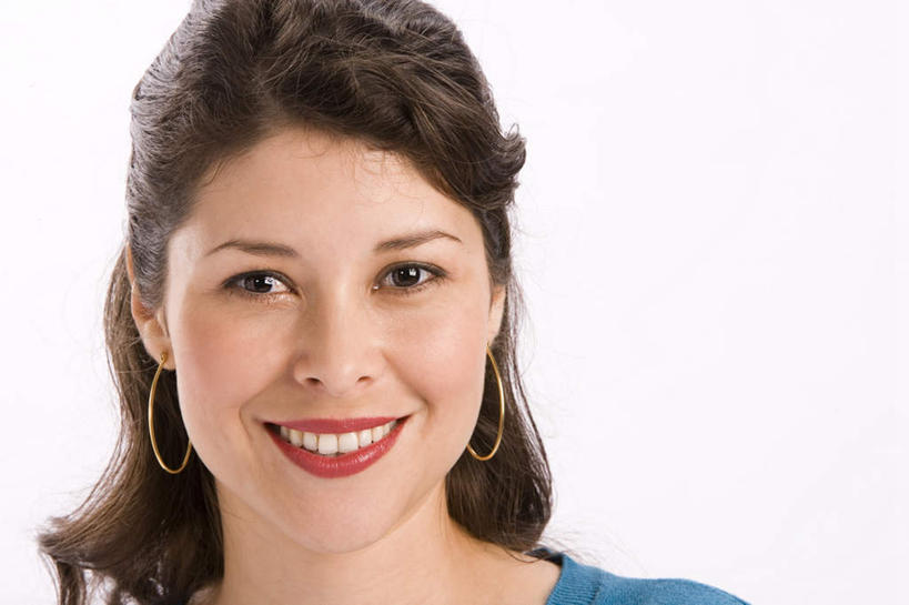 西方人,一个人,站,笑,微笑,露齿笑,横图,室内,特写,白天,白色背景,正面,欧洲,欧洲人,仅一个年轻女性,仅一个女性,仅一个人,服装,装饰,注视,休闲装,衣服,蓝色,耳环,观察,看,站着,休闲,休闲服,摄影,服饰,影棚,观看,华丽,修饰,点缀,察看,关注,衬托,美观,雅致,雅观,耳饰,年轻女性,女人,女性,白种人,站立,半身,彩图,影棚拍摄,拍摄