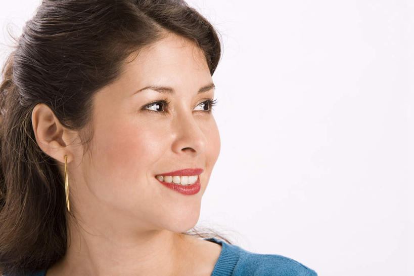 西方人,一个人,笑,微笑,露齿笑,横图,室内,特写,白天,白色背景,正面,欧洲,欧洲人,仅一个年轻女性,仅一个女性,仅一个人,服装,装饰,扭头,注视,休闲装,衣服,蓝色,耳环,观察,看,转头,休闲,休闲服,摄影,服饰,影棚,观看,华丽,修饰,点缀,察看,关注,衬托,美观,雅致,雅观,耳饰,年轻女性,女人,女性,白种人,半身,彩图,影棚拍摄,拍摄