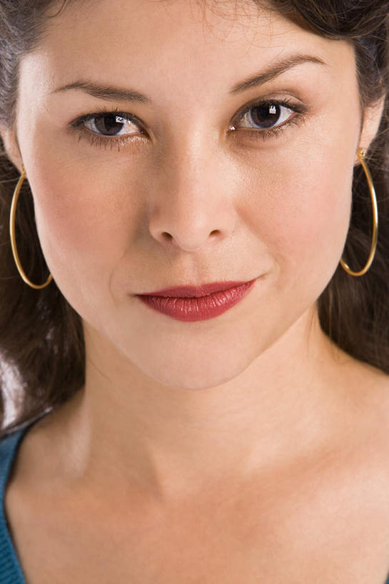 西方人,一个人,笑,微笑,竖图,室内,特写,白天,白色背景,正面,欧洲,欧洲人,仅一个年轻女性,仅一个女性,仅一个人,服装,装饰,注视,休闲装,衣服,蓝色,耳环,观察,看,休闲,休闲服,摄影,服饰,影棚,观看,华丽,修饰,点缀,察看,关注,衬托,美观,雅致,雅观,耳饰,年轻女性,女人,女性,白种人,半身,彩图,影棚拍摄,拍摄