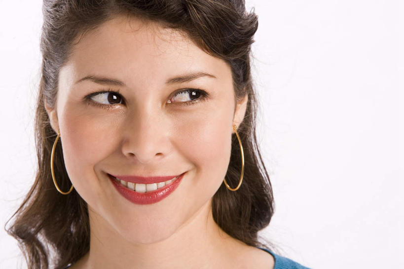 西方人,一个人,笑,微笑,露齿笑,横图,室内,特写,白天,白色背景,正面,欧洲,欧洲人,仅一个年轻女性,仅一个女性,仅一个人,服装,装饰,扭头,注视,休闲装,衣服,蓝色,耳环,观察,看,转头,休闲,休闲服,摄影,服饰,影棚,观看,华丽,修饰,点缀,察看,关注,衬托,美观,雅致,雅观,耳饰,年轻女性,女人,女性,白种人,半身,彩图,影棚拍摄,拍摄