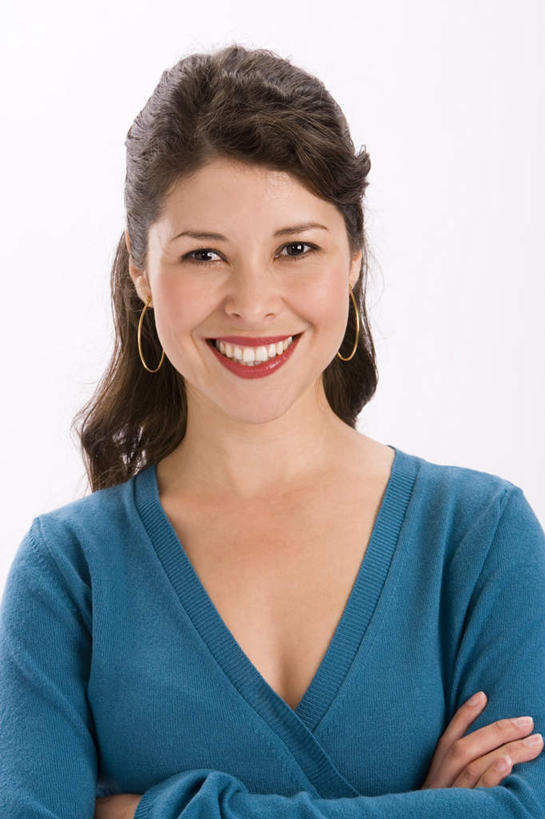 西方人,一个人,站,笑,双手交叉,微笑,露齿笑,竖图,室内,特写,白天,白色背景,正面,欧洲,欧洲人,仅一个年轻女性,仅一个女性,仅一个人,服装,装饰,注视,休闲装,衣服,蓝色,耳环,观察,看,站着,休闲,休闲服,摄影,服饰,影棚,观看,华丽,修饰,点缀,察看,双手抱胸,关注,衬托,美观,雅致,雅观,耳饰,年轻女性,女人,女性,白种人,站立,半身,彩图,影棚拍摄,拍摄