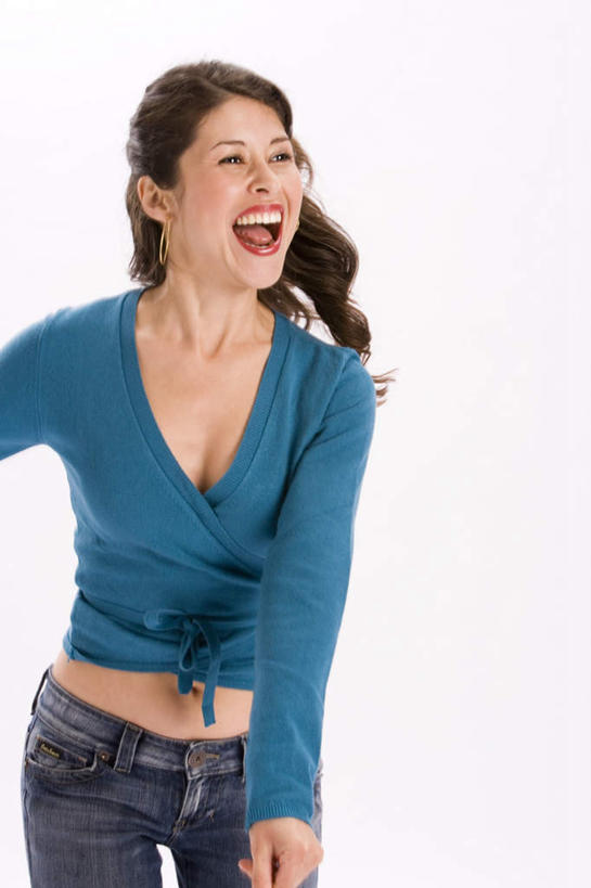 西方人,一个人,站,笑,微笑,露齿笑,竖图,室内,特写,白天,白色背景,正面,欧洲,欧洲人,仅一个年轻女性,仅一个女性,仅一个人,服装,装饰,注视,休闲装,衣服,蓝色,耳环,观察,看,站着,张嘴,休闲,休闲服,摄影,服饰,影棚,观看,华丽,修饰,点缀,察看,关注,张大嘴巴,衬托,美观,雅致,雅观,耳饰,年轻女性,女人,女性,白种人,张开嘴,站立,半身,彩图,影棚拍摄,拍摄