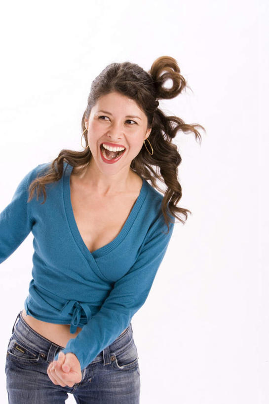 西方人,一个人,笑,微笑,露齿笑,竖图,室内,特写,白天,白色背景,正面,欧洲,欧洲人,仅一个年轻女性,仅一个女性,仅一个人,服装,装饰,扭头,注视,休闲装,衣服,蓝色,耳环,观察,看,张嘴,转头,休闲,休闲服,摄影,服饰,影棚,观看,华丽,修饰,点缀,察看,关注,张大嘴巴,衬托,美观,雅致,雅观,耳饰,年轻女性,女人,女性,白种人,张开嘴,半身,彩图,影棚拍摄,拍摄