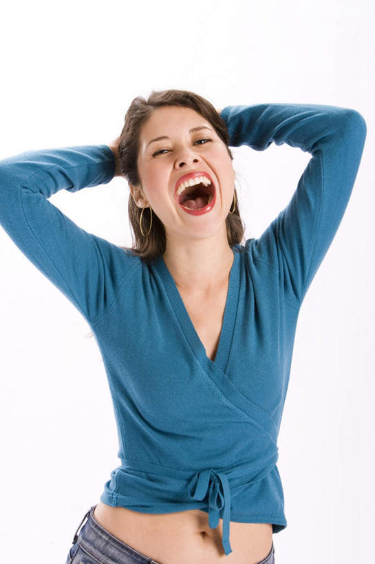 西方人,一个人,站,举,笑,微笑,露齿笑,竖图,室内,特写,白天,白色背景,正面,欧洲,欧洲人,仅一个年轻女性,仅一个女性,仅一个人,服装,装饰,注视,休闲装,衣服,蓝色,耳环,观察,看,托,站着,张嘴,休闲,休闲服,摄影,服饰,影棚,观看,华丽,修饰,点缀,察看,关注,张大嘴巴,衬托,美观,雅致,雅观,耳饰,年轻女性,女人,女性,白种人,张开嘴,举起,举手,举着,向上举,向上伸,向上托,站立,半身,彩图,影棚拍摄,拍摄