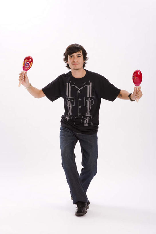 西方人,一个人,站,举,闭眼,笑,微笑,竖图,室内,特写,白天,白色背景,正面,跳舞,欧洲,欧洲人,仅一个男性,仅一个人,握,服装,时间,时钟,手表,乐器,拿,计时,拿着,休闲装,仅一个年轻男性,衣服,黑色,首饰,钟表,托,站着,转头,休闲,休闲服,表,握着,摄影,服饰,影棚,腕表,舞姿,金饰,沙锤,男人,男性,年轻男性,白种人,钟,闭眼睛,闭着眼,闭着眼睛,举起,举手,举着,向上举,向上伸,向上托,站立,彩图,全身,影棚拍摄,拍摄,舞蹈