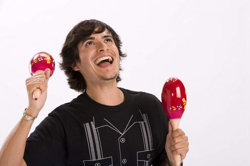 西方人,一个人,站,举,笑,微笑,露齿笑,横图,室内,特写,白天,白色背景,正面,跳舞,欧洲,欧洲人,仅一个男性,仅一个人,握,服装,时间,时钟,手表,乐器,拿,计时,拿着,注视,休闲装,仅一个年轻男性,衣服,黑色,首饰,钟表,低头,观察,看,托,站着,张嘴,休闲,休闲服,表,握着,摄影,服饰,影棚,观看,腕表,察看,关注,舞姿,张大嘴巴,金饰,沙锤,男人,男性,年轻男性,白种人,钟,张开嘴,举起,举手,举着,向上举,向上伸,向上托,站立,半身,彩图,影棚拍摄,拍摄,舞蹈