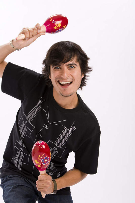 西方人,一个人,站,举,笑,微笑,露齿笑,竖图,室内,特写,白天,白色背景,正面,跳舞,欧洲,欧洲人,仅一个男性,仅一个人,握,服装,时间,时钟,手表,乐器,拿,计时,拿着,扭头,注视,休闲装,仅一个年轻男性,衣服,黑色,首饰,钟表,低头,观察,看,托,站着,转头,休闲,休闲服,表,握着,摄影,服饰,影棚,观看,腕表,察看,关注,舞姿,金饰,沙锤,男人,男性,年轻男性,白种人,钟,举起,举手,举着,向上举,向上伸,向上托,站立,半身,彩图,影棚拍摄,拍摄,舞蹈