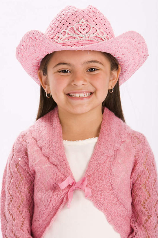 西方人,儿童,一个人,站,笑,微笑,露齿笑,竖图,室内,特写,白天,白色背景,正面,纯洁,帽子,欧洲,欧洲人,仅一个女性,仅一个人,服装,装饰,注视,休闲装,小孩,衣服,粉色,耳环,遮阳帽,观察,看,站着,仅一个小孩,休闲,休闲服,牛仔帽,可爱,童年,童趣,摄影,服饰,影棚,观看,华丽,修饰,点缀,察看,关注,童真,烂漫,无邪,衬托,美观,雅致,雅观,耳饰,天真,女孩,女人,女性,白种人,孩子,站立,半身,彩图,影棚拍摄,拍摄,女生