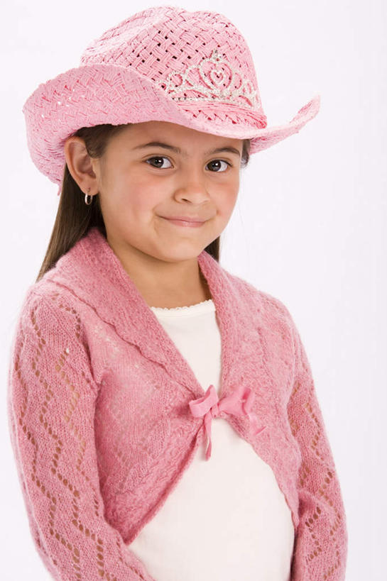 西方人,儿童,一个人,站,笑,微笑,竖图,室内,特写,白天,白色背景,正面,纯洁,帽子,欧洲,欧洲人,仅一个女性,仅一个人,服装,装饰,注视,休闲装,小孩,衣服,粉色,耳环,遮阳帽,观察,看,站着,仅一个小孩,休闲,休闲服,牛仔帽,可爱,童年,童趣,摄影,服饰,影棚,观看,华丽,修饰,点缀,察看,关注,童真,烂漫,无邪,衬托,美观,雅致,雅观,耳饰,天真,女孩,女人,女性,白种人,孩子,站立,半身,彩图,影棚拍摄,拍摄,女生