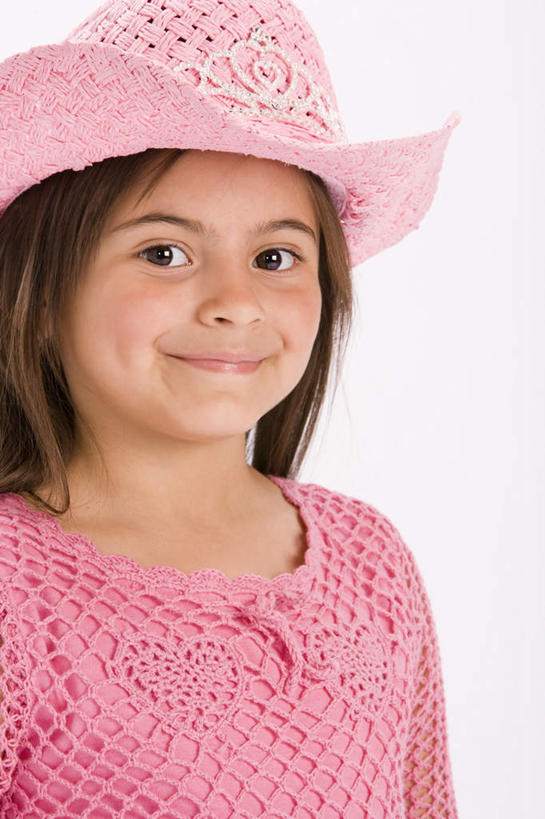 西方人,儿童,一个人,站,笑,微笑,竖图,室内,特写,白天,白色背景,正面,纯洁,帽子,欧洲,欧洲人,仅一个女性,仅一个人,服装,注视,休闲装,小孩,衣服,粉色,遮阳帽,观察,看,站着,仅一个小孩,休闲,休闲服,牛仔帽,可爱,童年,童趣,摄影,服饰,影棚,观看,察看,关注,童真,烂漫,无邪,天真,女孩,女人,女性,白种人,孩子,站立,半身,彩图,影棚拍摄,拍摄,女生