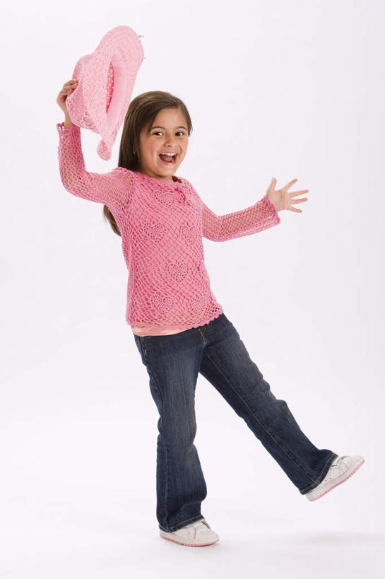 西方人,儿童,一个人,站,举,伸展双臂,笑,微笑,露齿笑,竖图,室内,特写,白天,白色背景,正面,纯洁,帽子,欧洲,欧洲人,仅一个女性,仅一个人,握,服装,装饰,拿,拿着,注视,休闲装,小孩,衣服,粉色,耳环,遮阳帽,观察,看,托,站着,张嘴,仅一个小孩,休闲,休闲服,牛仔帽,可爱,童年,童趣,握着,摄影,服饰,影棚,观看,华丽,修饰,点缀,察看,关注,张大嘴巴,童真,烂漫,无邪,衬托,美观,雅致,雅观,耳饰,天真,女孩,女人,女性,白种人,孩子,张开嘴,敞开双臂,举起,举手,举着,伸开双臂,向上举,向上伸,向上托,展开双肩,站立,张开手臂,张开双臂,彩图,全身,影棚拍摄,拍摄,女生