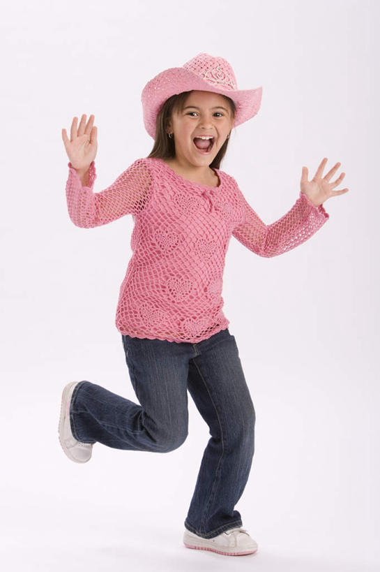 西方人,儿童,一个人,跳,伸展双臂,笑,微笑,露齿笑,竖图,室内,特写,白天,白色背景,正面,纯洁,帽子,欧洲,欧洲人,仅一个女性,仅一个人,服装,装饰,注视,休闲装,小孩,衣服,粉色,耳环,遮阳帽,观察,看,张嘴,仅一个小孩,休闲,休闲服,牛仔帽,可爱,童年,童趣,摄影,服饰,影棚,观看,华丽,修饰,点缀,察看,关注,张大嘴巴,童真,烂漫,无邪,衬托,美观,雅致,雅观,耳饰,天真,女孩,女人,女性,白种人,孩子,张开嘴,敞开双臂,伸开双臂,跳跃,展开双肩,张开手臂,张开双臂,彩图,全身,影棚拍摄,拍摄,女生