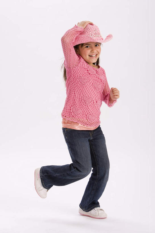 西方人,儿童,一个人,跳,笑,摸,微笑,露齿笑,竖图,室内,特写,白天,白色背景,正面,纯洁,帽子,欧洲,欧洲人,仅一个女性,仅一个人,抚摸,服装,注视,休闲装,小孩,衣服,粉色,遮阳帽,观察,看,仅一个小孩,休闲,休闲服,牛仔帽,可爱,童年,童趣,抬手,摄影,服饰,影棚,观看,察看,关注,童真,烂漫,无邪,天真,女孩,女人,女性,白种人,孩子,触摸,接触,跳跃,彩图,全身,影棚拍摄,拍摄,女生