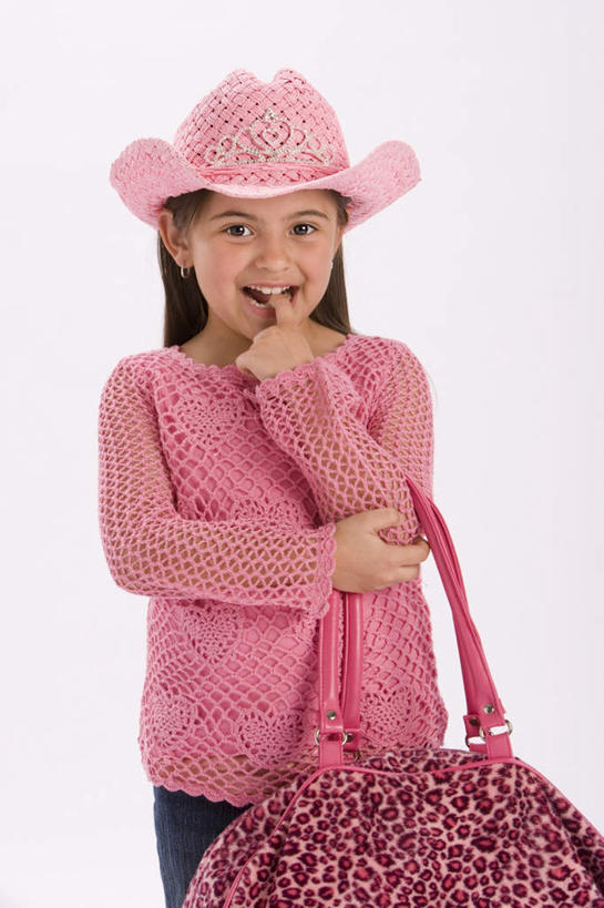 西方人,儿童,一个人,站,举,笑,微笑,露齿笑,竖图,室内,特写,白天,白色背景,正面,纯洁,帽子,欧洲,欧洲人,仅一个女性,仅一个人,咬,服装,装饰,包,皮包,注视,休闲装,小孩,衣服,粉色,耳环,遮阳帽,观察,看,托,站着,仅一个小孩,休闲,休闲服,牛仔帽,可爱,童年,童趣,摄影,服饰,影棚,观看,华丽,修饰,单肩包,点缀,咬着,察看,关注,童真,烂漫,无邪,衬托,美观,雅致,雅观,耳饰,天真,女孩,女人,女性,白种人,孩子,举起,举手,举着,向上举,向上伸,向上托,站立,半身,彩图,影棚拍摄,拍摄,女生