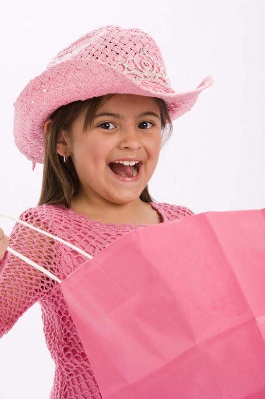 西方人,儿童,一个人,站,笑,微笑,露齿笑,竖图,室内,特写,白天,白色背景,正面,购物,纯洁,消费,袋子,帽子,欧洲,欧洲人,仅一个女性,仅一个人,握,服装,装饰,包装袋,手提袋,购物袋,拿,拿着,注视,休闲装,小孩,衣服,粉色,耳环,遮阳帽,观察,看,站着,张嘴,仅一个小孩,休闲,休闲服,牛仔帽,可爱,童年,童趣,握着,金融,摄影,服饰,影棚,观看,华丽,修饰,点缀,察看,购买,关注,张大嘴巴,贸易,童真,烂漫,无邪,衬托,美观,雅致,雅观,耳饰,天真,女孩,女人,女性,白种人,孩子,张开嘴,站立,半身,彩图,影棚拍摄,拍摄,女生