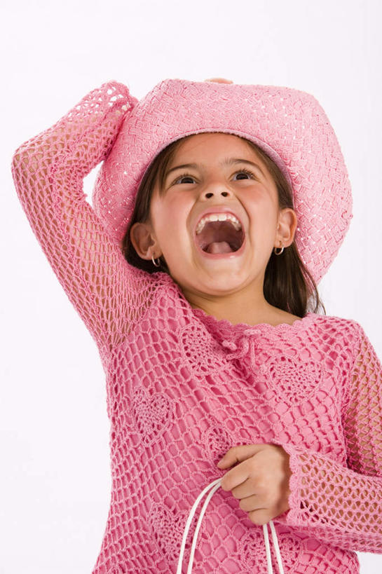 西方人,儿童,一个人,站,笑,微笑,露齿笑,竖图,室内,特写,白天,白色背景,正面,购物,纯洁,消费,袋子,帽子,欧洲,欧洲人,仅一个女性,仅一个人,握,服装,装饰,包装袋,手提袋,购物袋,拿,拿着,注视,休闲装,小孩,衣服,粉色,耳环,遮阳帽,观察,看,站着,张嘴,仅一个小孩,休闲,休闲服,牛仔帽,可爱,童年,童趣,握着,金融,摄影,服饰,影棚,观看,华丽,修饰,点缀,察看,购买,关注,张大嘴巴,贸易,童真,烂漫,无邪,衬托,美观,雅致,雅观,耳饰,天真,女孩,女人,女性,白种人,孩子,张开嘴,抬头,仰头,站立,半身,彩图,影棚拍摄,拍摄,女生