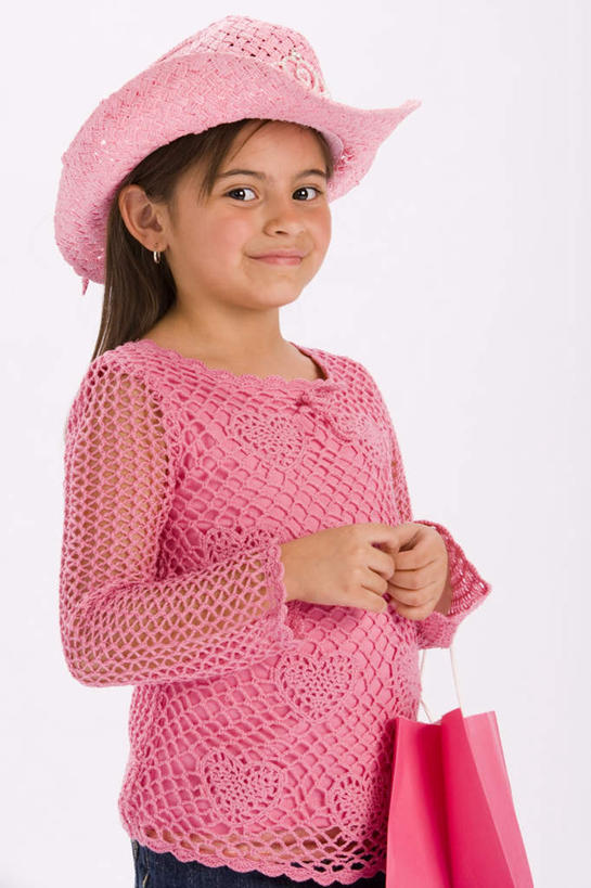 西方人,儿童,一个人,站,笑,微笑,竖图,室内,特写,白天,白色背景,正面,购物,纯洁,消费,袋子,帽子,欧洲,欧洲人,仅一个女性,仅一个人,握,服装,装饰,包装袋,手提袋,购物袋,拿,拿着,注视,休闲装,小孩,衣服,粉色,耳环,遮阳帽,观察,看,站着,仅一个小孩,休闲,休闲服,牛仔帽,可爱,童年,童趣,握着,金融,摄影,服饰,影棚,观看,华丽,修饰,点缀,察看,购买,关注,贸易,童真,烂漫,无邪,衬托,美观,雅致,雅观,耳饰,天真,女孩,女人,女性,白种人,孩子,站立,半身,彩图,影棚拍摄,拍摄,女生