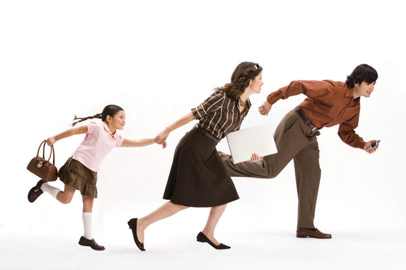 西方人,儿童,三个人,家庭,夫妻,母亲,父亲,女儿,跑,握手,笑,微笑,露齿笑,横图,室内,白天,白色背景,侧面,爱情,锻炼,纯洁,运动,项链,欧洲,欧洲人,一排,服装,整齐,包,墨镜,眼镜,浪漫,休闲装,装饰品,排列,小孩,衣服,耳环,饰品,首饰,太阳镜,太阳眼镜,休闲,温暖,温馨,父女,母女,三口之家,一家人,休闲服,遮阳镜,恩爱,父爱,可爱,母爱,童年,童趣,恋人,摄影,服饰,影棚,和睦,队列,童真,烂漫,无邪,耳饰,提包,体育,天真,男人,男性,年轻男性,年轻女性,女孩,女人,女性,白种人,孩子,年轻人,夫妇,情侣,搀手,拉手,跑步,手搀手,手拉手,手牵手,手握手,彩图,全身,影棚拍摄,健身,拍摄,伴侣,融洽,女生