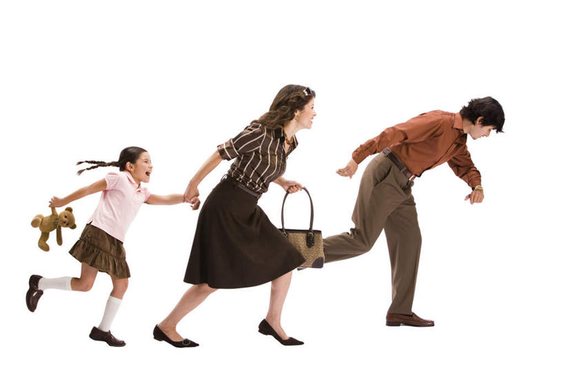 西方人,儿童,三个人,家庭,夫妻,母亲,父亲,女儿,跑,握手,笑,微笑,露齿笑,横图,室内,白天,白色背景,侧面,爱情,锻炼,游戏,纯洁,运动,熊,玩具,项链,欧洲,欧洲人,一排,服装,整齐,时间,包,墨镜,皮包,时钟,手表,玩偶,眼镜,泰迪熊,浪漫,玩,计时,注视,休闲装,娱乐,装饰品,排列,一个,小孩,衣服,耳环,饰品,首饰,太阳镜,太阳眼镜,玩具熊,钟表,观察,看,休闲,温暖,温馨,父女,母女,三口之家,一家人,休闲服,表,遮阳镜,恩爱,父爱,可爱,母爱,童年,童趣,益智,恋人,摄影,服饰,毛绒玩具,影棚,单个,观看,单肩包,腕表,安慰,和睦,察看,队列,发泄,关注,消遣,童真,烂漫,无邪,宣泄,罗斯福熊,耳饰,体育,天真,男人,男性,年轻男性,年轻女性,女孩,女人,女性,白种人,孩子,年轻人,夫妇,情侣,钟,搀手,拉手,跑步,手搀手,手拉手,手牵手,手握手,玩耍,嬉戏,彩图,全身,影棚拍摄,健身,拍摄,伴侣,融洽,女生