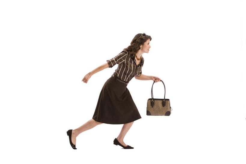 西方人,一个人,跑,笑,微笑,露齿笑,横图,室内,白天,白色背景,侧面,锻炼,运动,项链,欧洲,欧洲人,仅一个年轻女性,仅一个女性,仅一个人,包,墨镜,书包,眼镜,装饰品,背包,耳环,饰品,首饰,太阳镜,太阳眼镜,遮阳镜,摄影,影棚,单肩包,耳饰,体育,年轻女性,女人,女性,白种人,跑步,彩图,全身,影棚拍摄,健身,拍摄